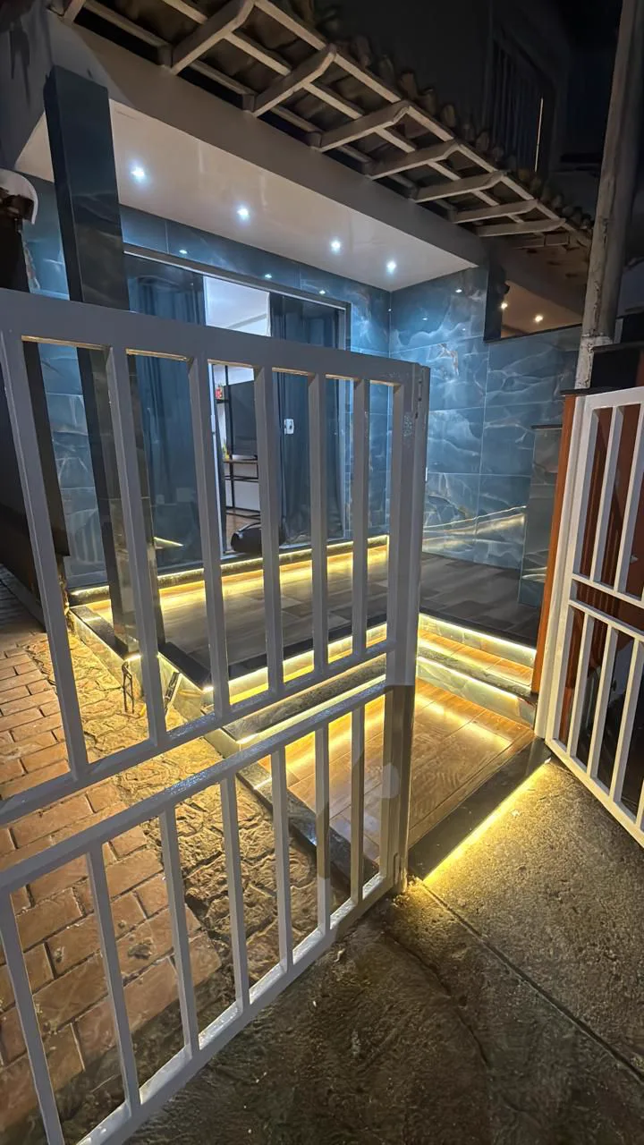 Área externa residencial reformada com iluminação em LED