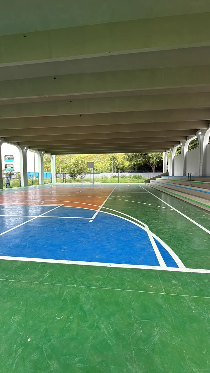 Quadra poliesportiva de colégio reformada