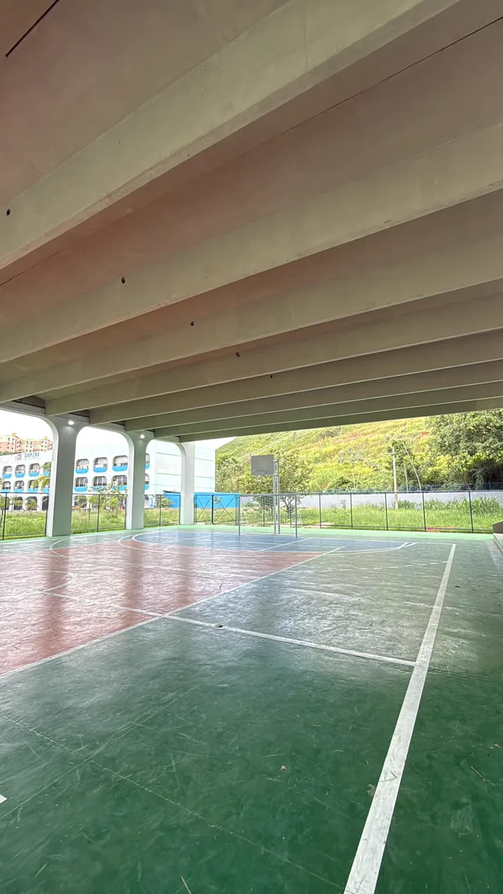 Obra comercial reformada, quadra coberta de colégio